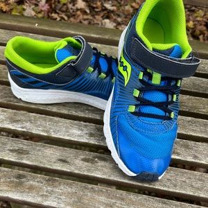COPY - Boys New Balance shoes - excellent condition boys 6